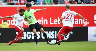 Chemnitzer FC bringt Punkt aus Halle mit - Dennis Mast (mi., Chemnitz) gegen Sascha Pfeffer (li., Halle) und Fabian Baumgärtel (re., Halle