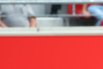 Chemnitzer FC bringt Punkt aus Halle mit - Dennis Mast (mi., Chemnitz) gegen Sascha Pfeffer (li., Halle) und Fabian Baumgärtel (re., Halle).