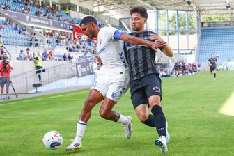 Chemnitzer FC bringt Zweitligist Magdeburg ins Schwitzen - Zweikampf zwischen dem Magdeburger Tarek Chahed (links) und Tom Baumgart vom CFC.