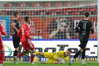 Chemnitzer FC dank einer starken Abwehr und einem Glücksgriff im Aufwärtstrend - eine Analyse - Auf die CFC-Abwehr um Torhüter Daniel Adamczyk war – wie hier beim 1:0-Sieg in Halle – Verlass.