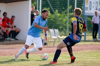 Chemnitzer FC: Der Kader ist komplett - Robert Berger (links, hier gegen Oliver Peters beim Testspiel in Lunzenau) ist einer von vier Neuzugängen beim CFC.