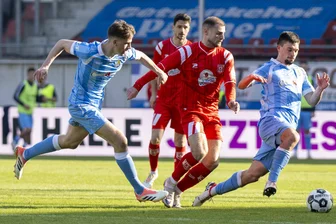 Chemnitzer FC: Der positive Aspekt einer ärgerlichen Niederlage - Die Chemnitzer Georg Hempel (l.) und Roman Eppendorfer nehmen beim Spiel in Halle Max Kulke in die Zange.