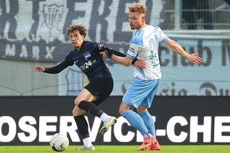 Chemnitzer FC: Der Routinier schlägt wieder zu - Berlins Ensar Aksakal (li.) und Robert Zickert (CFC) im Zweikampf.
