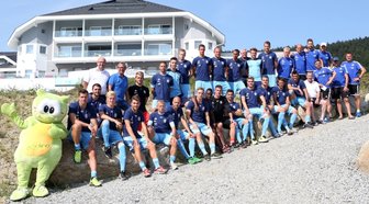Chemnitzer FC: Eine Stufe weiter - Karsten Heine - Der CFC im Trainingslager in Österreich: Gruppenbild mit Hotelmaskottchen - vorn von links: Ronny König, Kevin Conrad, Alexander Dartsch, Timo Cecen, Alexander Nandzik, Marco Rapp, Marco Kehl-Gomez, Reagy Ofosu, Kevin Kunz, Probespieler Carles Martinez Embuena, Nils Röseler, Christian Cappek, Anton Fink, Martin Fenin, Aufsichtsrat Erwin Trageser, Cheftrainer Karsten Heine,Co-Trainer Torsten Bittermann, Torwarttrainer Holger Hiemann; hinten von links: Hoteldirektor Gerold Royda, Camp-Organisator Uli Skorowny, Daniel Batz, Marc Endres, Kevin Rene Tittel, Probespieler Adrien Valente, Tim Danneberg, Frank Löning, Jamil Dem, Sportdirektor Stephan Beutel, Fabian Stenzel, Marcel Kaffenberger, Videoanalyst Daniel Wölfel, Co-Trainer Kay-Uwe Jendrossek, Physiotherapeut Sebastian Lange. Es fehlen: Tom Scheffel, Stefano Cincotta, Karol Karlik, Philip Türpitz und Matti Steinmann.