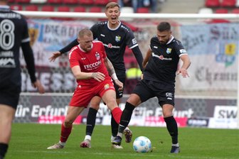 Chemnitzer FC erarbeitet sich in Erfurt einen Punkt - Die Chemnitzer Spieler Niclas Erlbeck (r.) und Felix Müller (Mitte) schirmen den Ball ab.