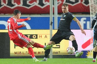 Chemnitzer FC: Fehlt dem Team ein Robert Zickert, Herr Zickert? - Robert Zickert (r.) – hier bei einem Auswärtsspiel in Halle in Aktion – warf sich jahrelang für den CFC in jeden Zweikampf.