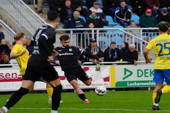 Chemnitzer FC feiert ersten Liga-Sieg seit zwei Monaten - Nils Lihsek (Mitte, am Ball) traf für den CFC in Luckenwalde zum 1:0.