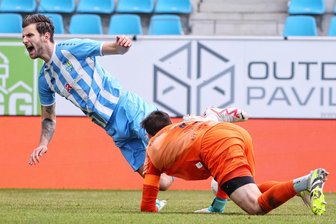 Chemnitzer FC gegen Chemie Leipzig: So lief das Heimspiel der Himmelblauen - Die Szene, die zum Elfmeter für den CFC führte: CFC-Stürmer Dejan Bozic fällt im Duell mit Torwart Benjamin Bellot.