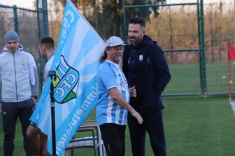 Chemnitzer FC gegen Lok Leipzig: Trainer Benjamin Duda stellt Knobelaufgabe an Medien und Fans - Hat er ihm schon die Lösung verraten? CFC-Coach Benjamin Duda (rechts) mit Fahnenträger und Edelfan Gerd Leisring.