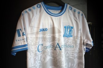 Chemnitzer FC gegen Lok Leipzig: Wie schneidet das Jubiläumstrikot im Modecheck ab? - Das Sondertrikot des CFC zum 60. Vereinsgeburtstag.