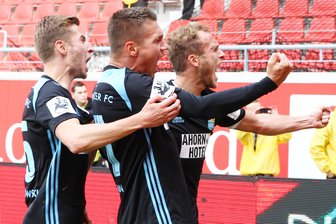 Chemnitzer FC gelingt erster Auswärtssieg der Saison - Julius Reinhardt jubelt über seinen Treffer zum 1:0 zusammen mit Daniel Frahn (m.) und Marcus Mlynikowski (l.)