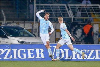 Chemnitzer FC gewinnt in Leipzig: Campulka sackt den Dreier ein - Torschütze Tim Campulka (li.) und Max Roscher bejubeln den Siegtreffer des CFC.