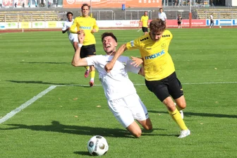 Chemnitzer FC gewinnt nach Donnerwetter in Bayreuth: „Ein unheimlich wertvoller Test“ - Foul oder nicht Foul ? CFC-Kicker Tobias Stockinger (li.) wird hier im Bayreuther Strafraum durch Dennis Lippert (re.) gebremst.