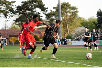 Chemnitzer FC gewinnt nur knapp beim Tabellenletzten - CFC-Stürmer Jonas Marx läuft einem Zehlendorfer davon.