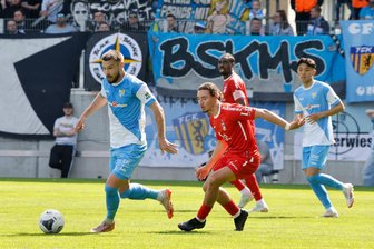 Chemnitzer FC gewinnt Ost-Klassiker gegen Rot-Weiß Erfurt - Der Chemnitzer FC hat am 30. Spieltag der Fußball-Regionalliga Nordost den Klassiker gegen den FC Rot-Weiß Erfurt gewonnen. Im Bild: CFC-Torschütze Niclas Erlbeck.