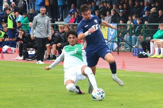 Chemnitzer FC gewinnt Test gegen Bayern-Regionalligisten - CFC-Akteur Leon Damer (r.) setzt sich in dieser Szene gegen Tuna Yilmaz (Greuther Fürth II) durch
