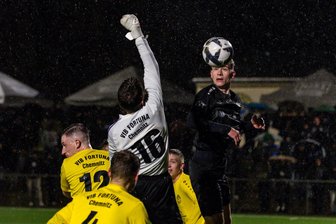 Chemnitzer FC gewinnt Testspiel gegen VfB Fortuna unter Flutlicht - Jonas Ullmannn vom CFC (schwarzes Trikot) versucht seinen Kopfball an Fortuna-Keeper Fabian Gerstenberg vorbei zu bringen.