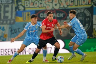 Chemnitzer FC: Grimaldi schnürt Doppelpack und doch kein Sieg gegen Altglienicke - Die CFC-Spieler Anton Rücker (links) und Tom Baumgart kümmern sich in dieser Szene gemeinsam um VSG-Stürmer Jonas Nietfeld.