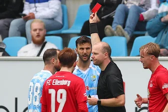 Chemnitzer FC hadert mit Punktverlust – die Rote Karte gelte jedoch nicht als Ausrede - Schiedsrichter Johannes Drößler schickte Dejan Bozic vorzeitig in die Kabine. Der Angreifer hatte sich zu einer Tätlichkeit hinreißen lassen.