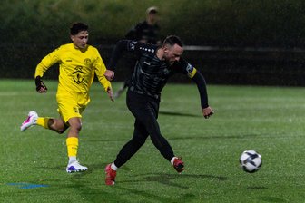 Chemnitzer FC hat vor Sachsenpokalspiel beim FC Grimma wieder mehr Optionen zur Verfügung - Artur Mergel (r.) lief beim Testspiel gegen den VfB Fortuna am Mittwochabend als CFC-Kapitän auf.