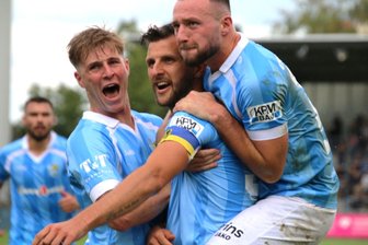 Chemnitzer FC holt in Unterzahl ersten Auswärtssieg der Saison - Artur Mergel (r.) und Johannes Pistol (l.) freuen sich mit Dejan Bozic über das 1:0.