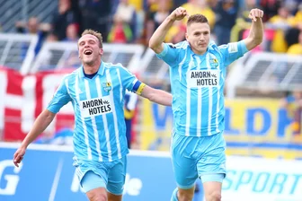 Chemnitzer FC holt Sachsenpokal bei Lok Leipzig - Torjubel nach dem Treffer zum 0:1 durch Torschütze Daniel Frahn (Chemnitz, rechts) vor Julius Reinhardt (Chemnitz)