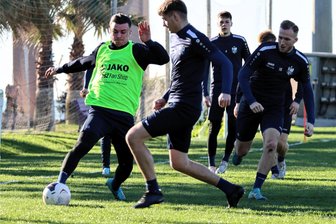 Chemnitzer FC im Trainingslager in der Türkei: Ausschlafen ist nicht - Täglich stehen zwei Einheiten auf dem Plan. Hier versucht Leon Damer (links) den Ball vor seinen Teamkollegen zu behaupten.