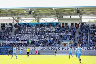 Chemnitzer FC in der Krise: Fans zeigen beim letzten Saisonspiel klare Kante - Das Bannermeer in der Chemnitzer Südkurve.