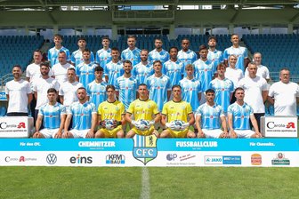 Chemnitzer FC in der Regionalliga-Saison 2025/26: Kader, Zugänge, Abgänge und Ansetzungen - Mannschaft des Chemnitzer FC, Saison 2025/26, 4. Reihe, v. l.: Georg Hempel, Anton Rücker, Niclas Walther, Robert Zickert, Niclas Erlbeck, Martial Ekui, Tom Baumgart, Leon Gruschwitz; 3. Reihe, v. l.: Teammanager Torsten Bittermann, Zeugwart Henry Büttner, Tobias Stockinger, Noah Tänzer, Tobias Müller, Aaron Mensah, Roman Eppendorfer, Physiotherapeutin Tanja Auerbach, Physiotherapeutin Lina Lindner; 2. Reihe, v. l.: Cheftrainer Benjamin Duda, Co-Trainer Niklas Hoheneder, Torwarttrainer Patrik Brencic, Jonas Marx, Dejan Bozic, Felix Müller, Julius Bochmann, Samuel Biven, Athletiktrainer Sebastian Grihm, Mannschaftsarzt Thorsten Prietzel; 1. Reihe, v. l.: Maurizio Grimaldi, Artur Mergel, Cedric Wimmer, Daniel Adamczyk, David Wunsch, Domenico Alberico, Leon Damer.