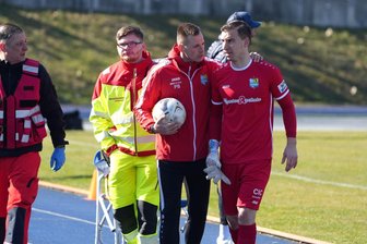Chemnitzer FC: „Kacktor“ besiegelt das Ende einer Serie - Schreckmoment nach einer halben Stunde. CFC-Torhüter Daniel Adamczyk musste mit einer Schulterverletzung vom Platz.