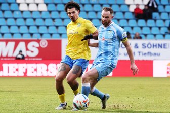 Chemnitzer FC: Kapitän sorgt für Schadensbegrenzung - Kapitän Tobias (rechts/hier im Zweikampf mit Luckenwaldes Andreas Pollasch) rettete dem CFC mit seinem Treffer in der Nachspielzeit zumindest einen Punkt.