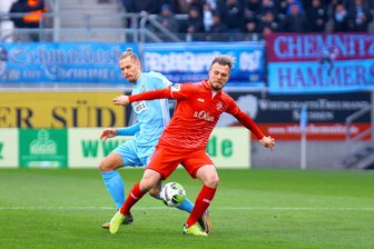Chemnitzer FC kassiert 0:3-Heimpleite - Maurice Trapp (Chemnitz, links) im Zweikampf mit Orhan Ademi (Würzburg)