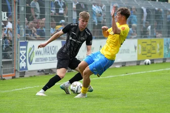Chemnitzer FC kassiert erstmals Niederlage in Luckenwalde - CFC-Kicker Johannes Pistol (l.) setzt sich hier gegen Luckenwalder Len Neumann (r.) durch. Später gab der Chemnitzer Neuzugang die Vorlage zum 1:1 Foto: Marcus Hengst