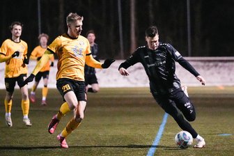 Chemnitzer FC kassiert gegen VfB Auerbach erste Niederlage 2026 - Niclas Walther (r.) im Duell mit Max Roscher vom VfB Auerbach.