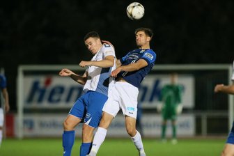 Chemnitzer FC löst Pflichtaufgabe - Von links: Dino Kurbegovic (38, Bischofswerda) und Danny Breitfelder (9, Chemnitz)