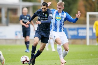Chemnitzer FC lässt sich auch von Hertha BSC nicht stoppen - Rafael Garcia (16, Chemnitz) und Sinan Kurth (18, HerthaII)
