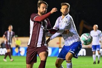Chemnitzer FC läuft in Jena auf - Der ehemalige Chemnitzer Matti Langer (r.), der im Sommer 2020 nach Jena gewechselt war, im Duell mit Christian Beck in der Partie gegen den BFC Dynamo.