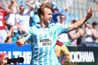 Chemnitzer FC: Matti Steinmann mit Lichtblick und wenig Erhellendem - Matti Steinmann empfängt nach seinem ersten Saisonpunktspieltor die Glückwünsche der Mitspieler.