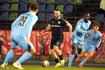 Chemnitzer FC: Mergel muss nach starker Leistung auf die Tribüne - Die Formkurve von CFC-Kicker Artur Mergel (Mitte) zeigt nach oben.