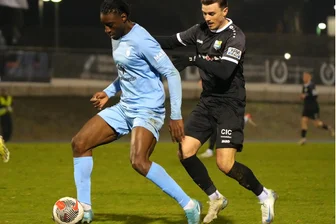 Chemnitzer FC: Mit Joker-Tor und Charakter weiter auf der Erfolgsspur - Der Chemnitzer Leon Damer (rechts) versucht hier, dem Berliner Mohamed Sylla den Ball abzujagen.