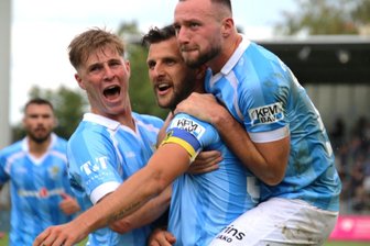 Chemnitzer FC: Mit ruhigem Puls zum goldenen Treffer - Artur Mergel (r.) und Johannes Pistol (l.) freuen sich mit Dejan Bozic über das 1:0.