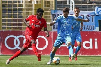 Chemnitzer FC muss in Ingolstadt auf Matti Langer verzichten - Gibt keinen Ball verloren: CFC-Spieler Matti Langer im Spiel bei Bayern München II im Zweikampf mit Kwasi Okyere Wriedt (l.).