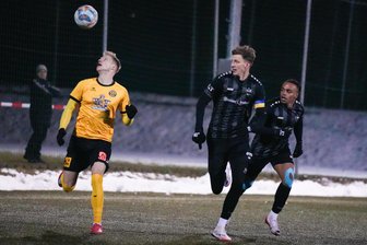 Chemnitzer FC nach Niederlage gegen VfB Auerbach: Werden die Karten in der Startelf neu gemischt? - Felix Müller (Mitte) und Martial Ekui (r.) vom CFC im Laufduell mit dem Auerbacher Max Roscher. Kehren die beiden Chemnitzer gegen Babelsberg in die Startformation zurück?