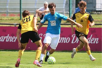Chemnitzer FC: Neue Struktur im Nachwuchsfußball kommt bei den Himmelblauen gut an - Hier versucht sich der Chemnitzer Luca Löwelt (Mitte) gegen zwei Dynamo-Spieler durchzusetzen.
