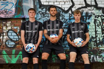 Chemnitzer FC: Neuer Look in Schwarz und Silber - Johannes Pistol, Dejan Bozic und Julius Bochmann (von links) im neuen Outfit.