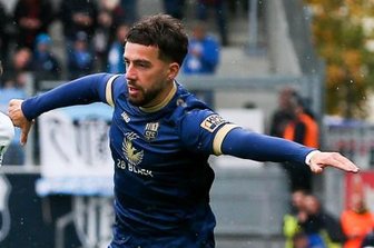 Chemnitzer FC: Pelivan fällt wochenlang aus - Chemnitz, 1. Oktober (v.l.): Denis Jäpel (BSG Chemie Leipzig) und Dominik Pelivan (Chemnitzer FC) im Zweikampf.