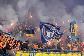 Chemnitzer FC: Polizistin und Heimfan nach Pyro-Einlage von Lok-Leipzig-Fans leicht verletzt - Die Lok-Fans haben in Chemnitz für eine kurze Spielunterbrechung gesorgt.