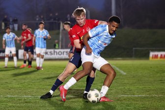 Chemnitzer FC: Punkteteilung in Eilenburg - Aaron Mensah (vorn) im Zweikampf mit dem Eilenburger Sebastian Griebsch.