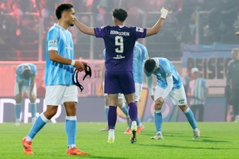 Chemnitzer FC: Riss in der Beziehung mit den Fans nach Niederlage gegen FC Erzgebirge Aue - Ricky Bornschein vom FCE jubelt umgeben von geknickten CFC-Spielern – die später von den eigenen Fans aus der Kurve geschickt wurden.
