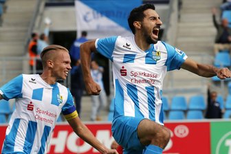 Chemnitzer FC schlägt Berliner AK 3:1 - Bekenntnis zu Toleranz - Dennis Grote und Torschütze Rafael Garcia jubeln über das 2:0.